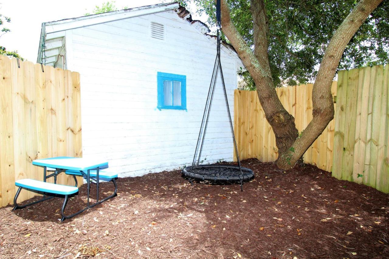 Beachy Bungalow For Family Fun! Walk To Beach! 펜사콜라 외부 사진